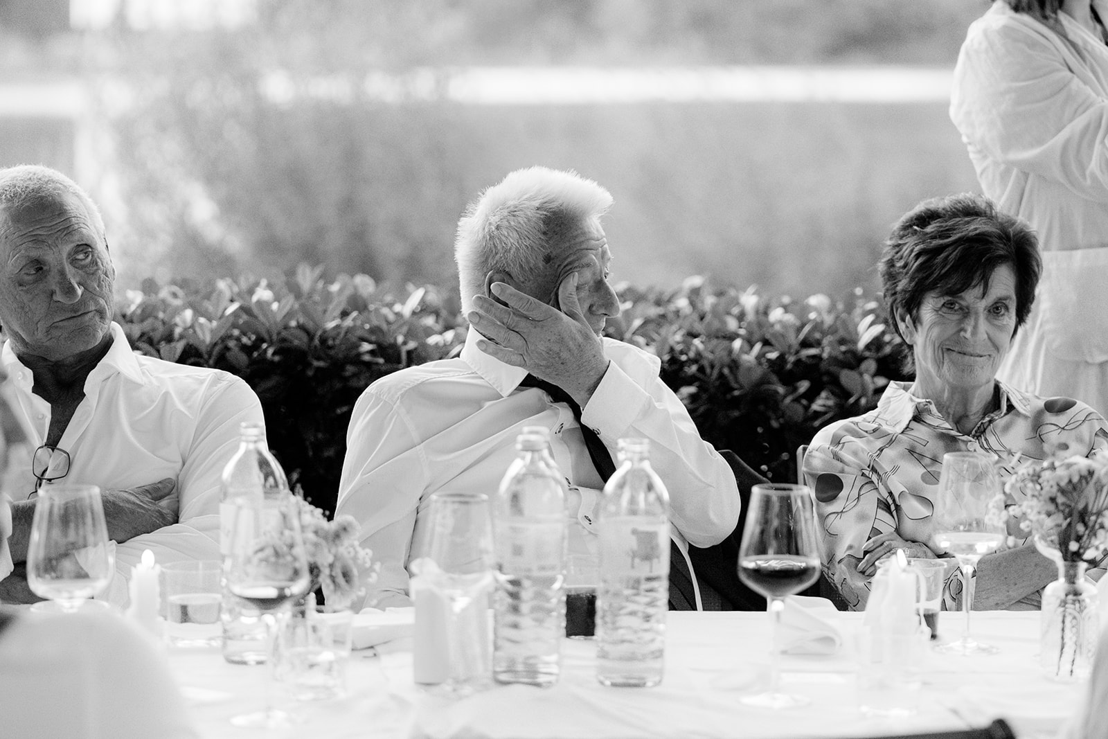 Black and white photo of guests laughing during the wedding dinner, wedding in Salzburg